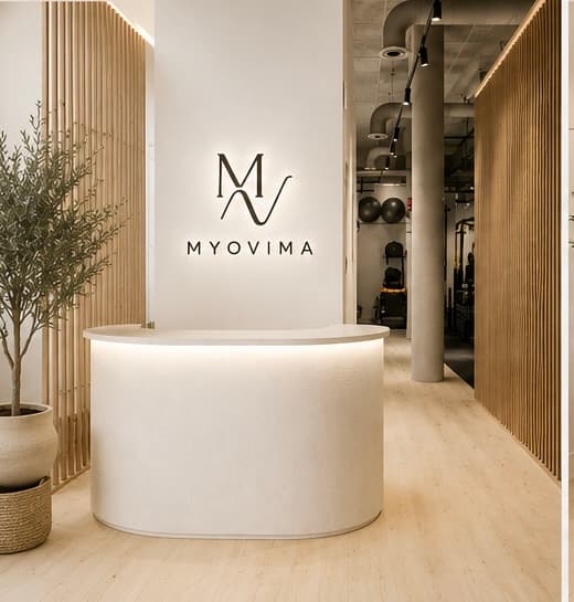 Recepción de MYOVIMA, con el logo en la pared